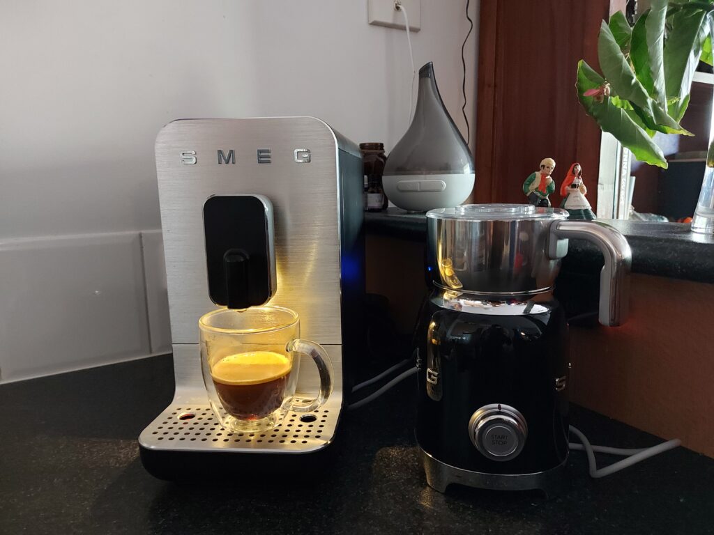 Smeg coffee machine and a separate milk frother (MFF01BLEU Milk Frother)